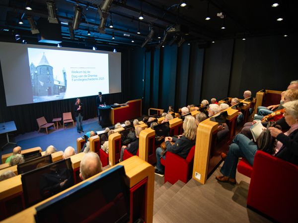 Een volle zaal tijdens de Dag van de Drentse Familiegeschiedenis 2025