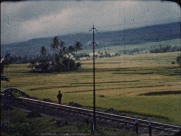 Kleurenbeeld uit de film van Daub van de Spoorlijn Noordwest Sumatra.