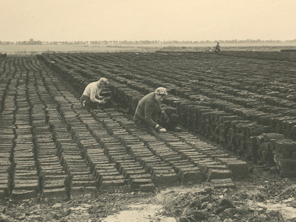 Veenarbeiders aan het werk in het veen.