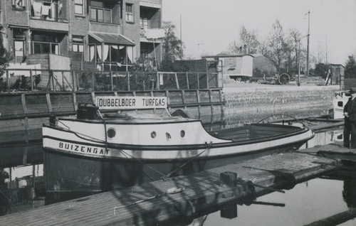 Boot bij een kade in Rotterdam met daarop de woorden Dubbelboer turfgas