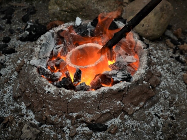 Een smeltkroesje voor het gieten van brons