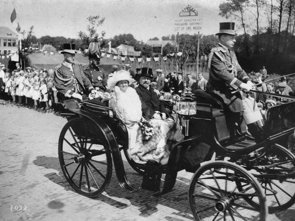 Koningin Wilhelmina en prins Hendrik met palfreniers en koetsier in een calèche tijdens een rijtoer in de Parkstraat te Assen