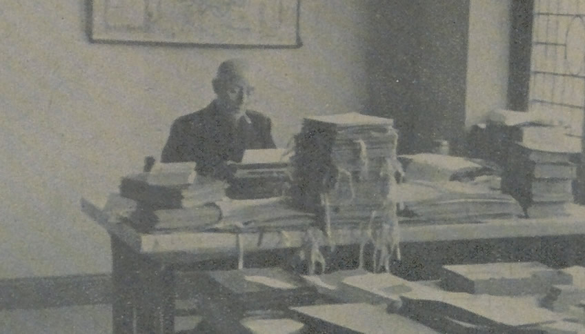 Anton Voges achter een bureau