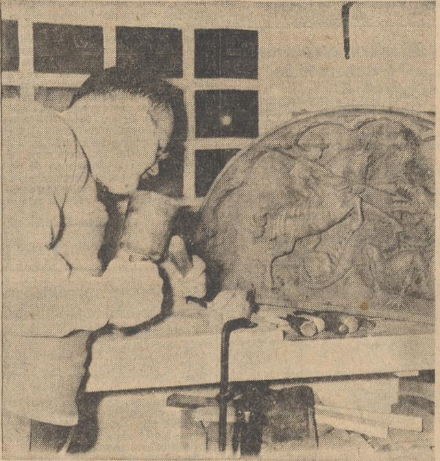 Van Emstede werkt aan een beeldhouwwerk