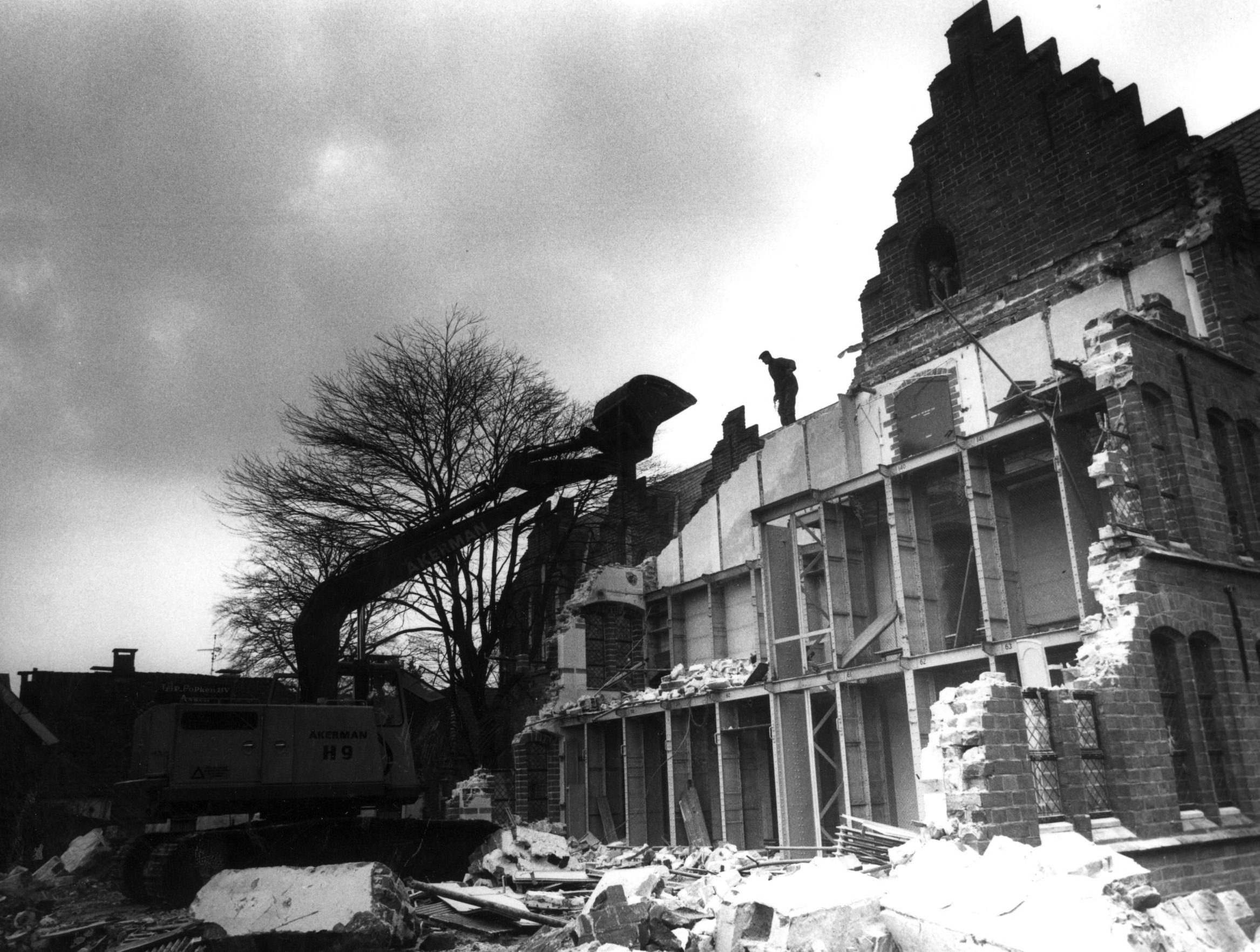Bouwwerkzaamheden aan archiefgebouw met graafmachine