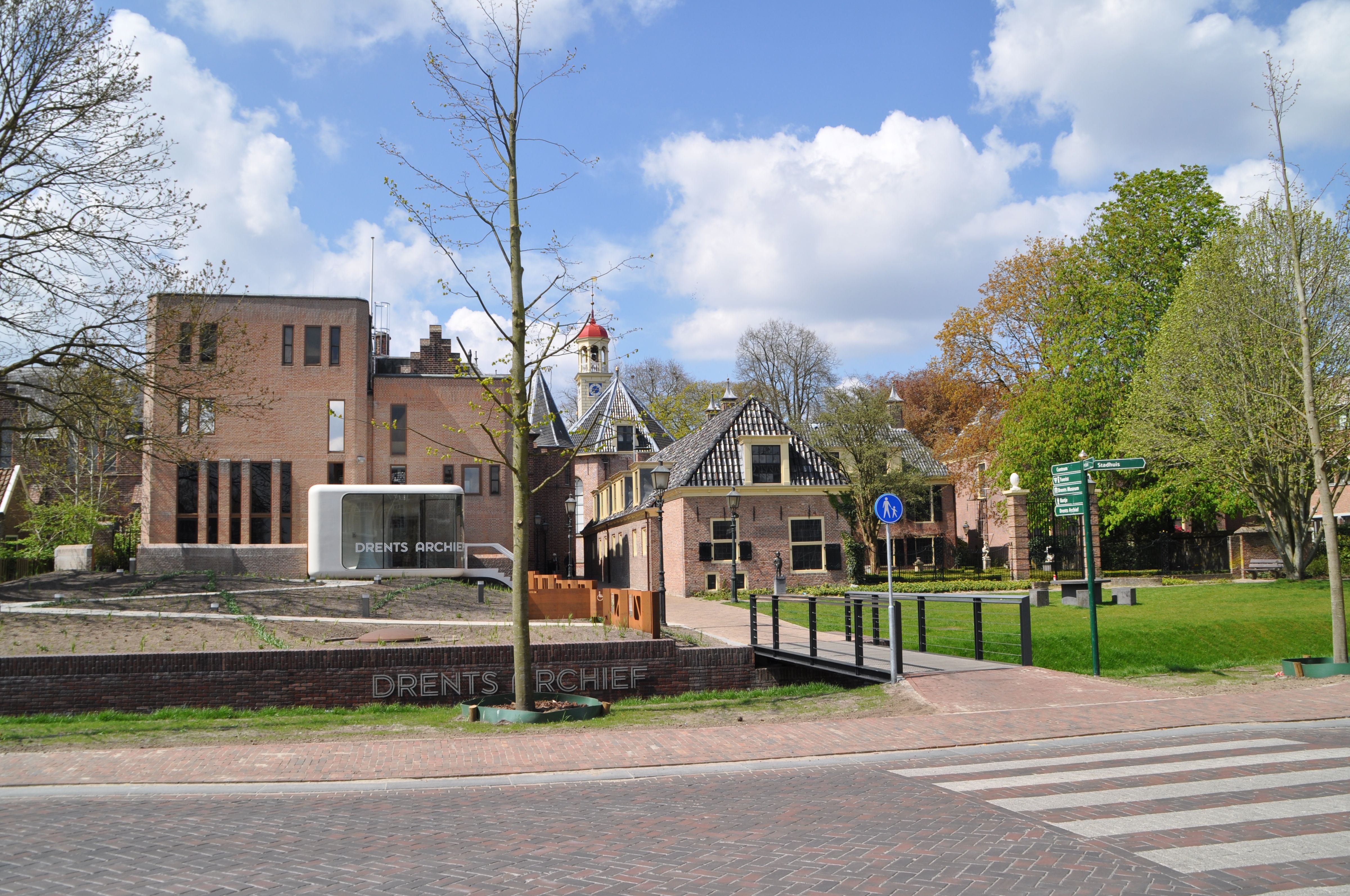 Aangezicht van Drents Archief vanaf de straat