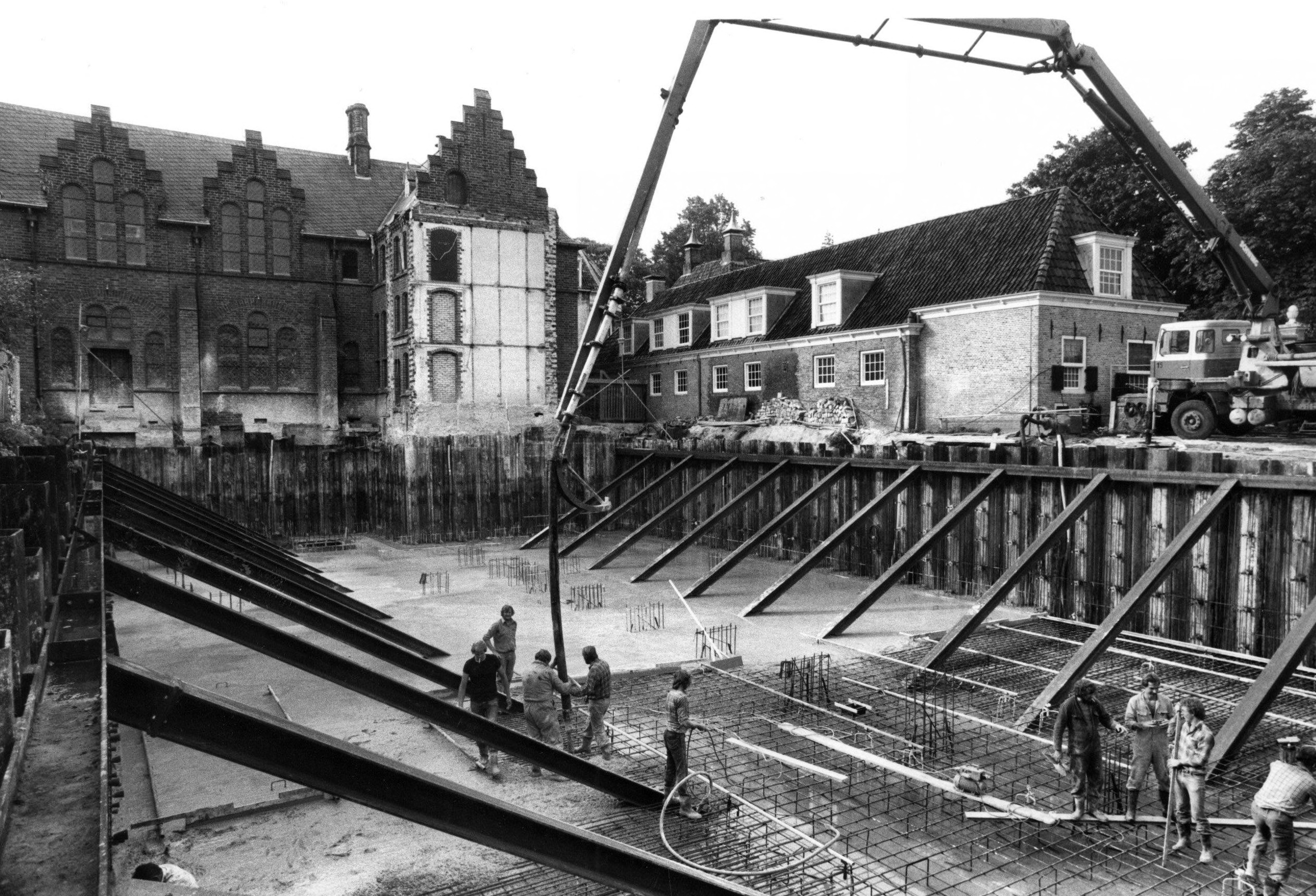 Bouwplaats met fundering nieuw gebouw