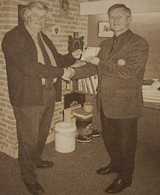 Burgemeester Verkerk ontving het fotoarchief van zijn gemeente Noordenveld