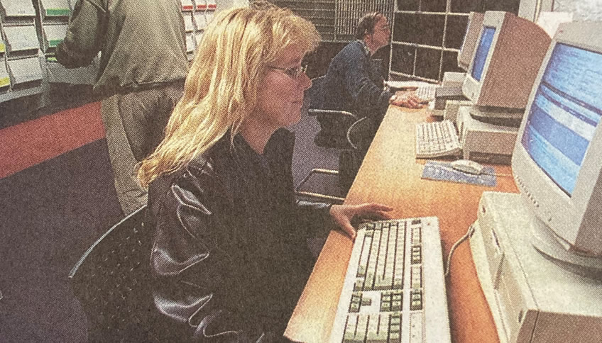 Onderzoekster achter PC