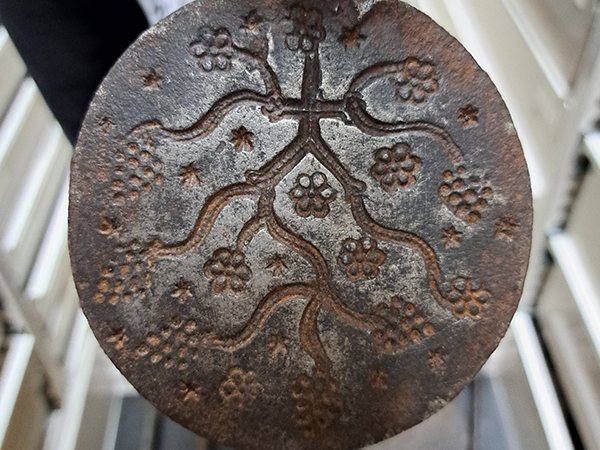 Gedecoreerde ijzeren wafeltang uit de collectie Drents Museum