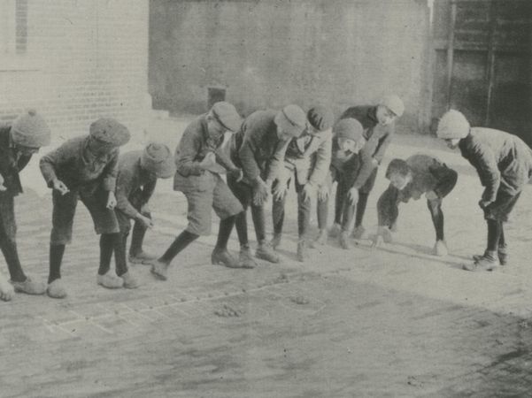 Kinderen spelen het noten schietenspel tijdens Pasen