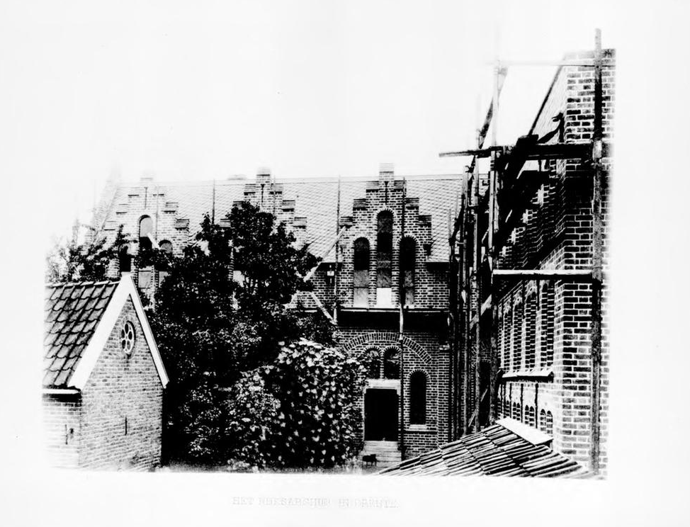 Tijdens de bouw rond 1900. Het archief stond nog in de steigers.