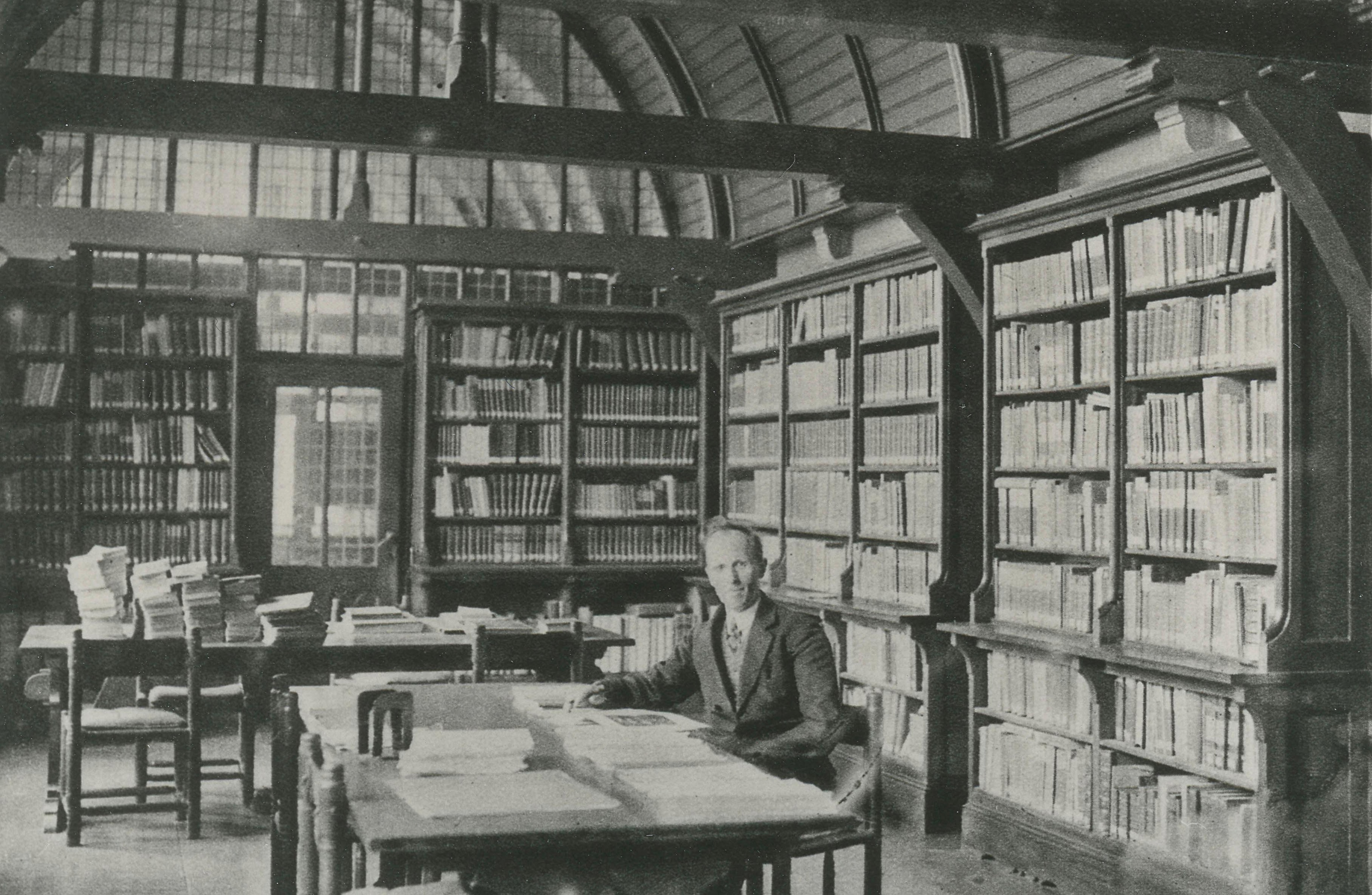 Bibliotheek en publieksruimte Drents Archief, rond 1927.