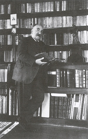 Willem de Vreese in zijn privebibliotheek in Voorschoten.