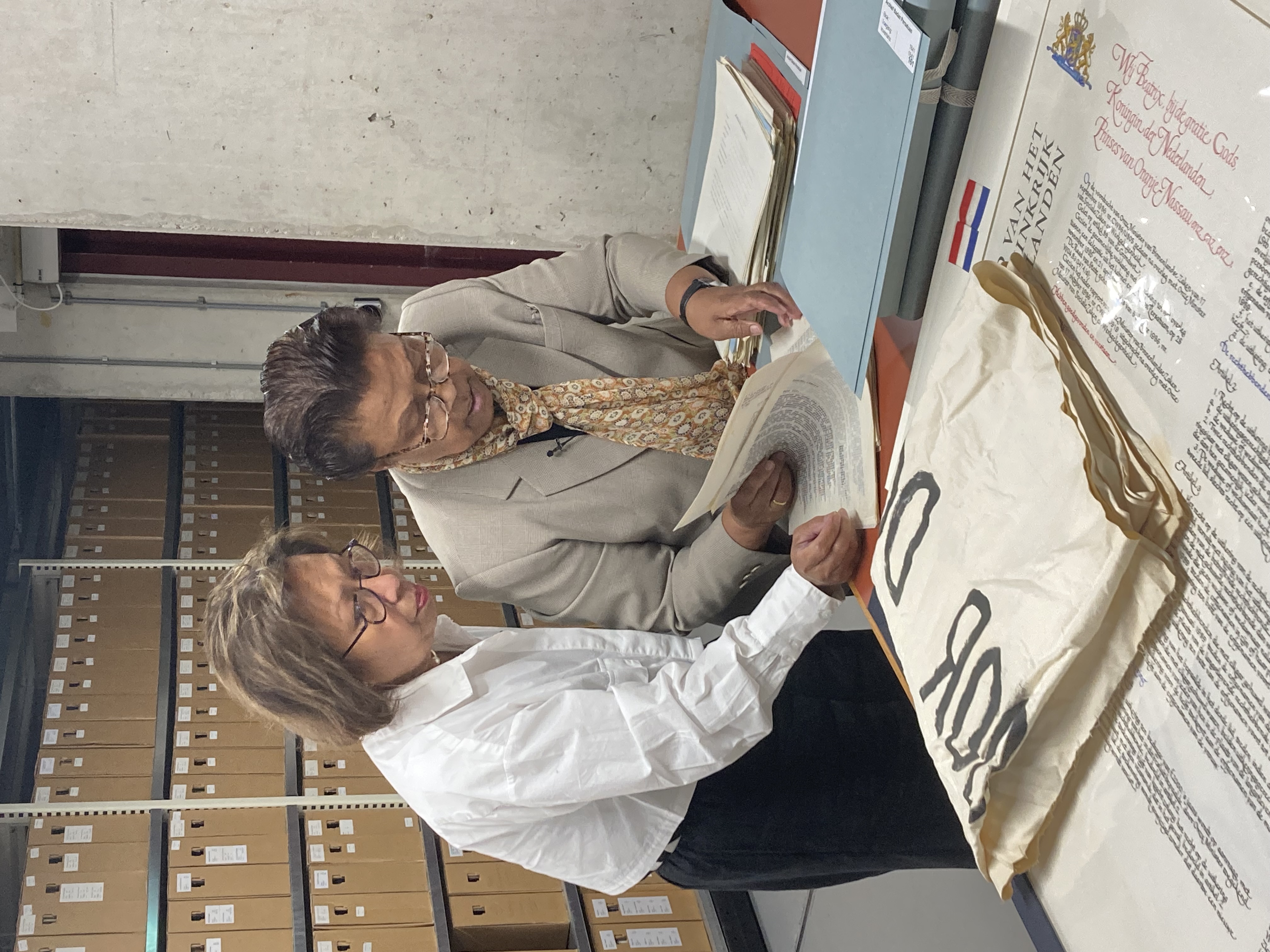 Frieda Souhuwat-Tomasoa bekijkt het BP-archief