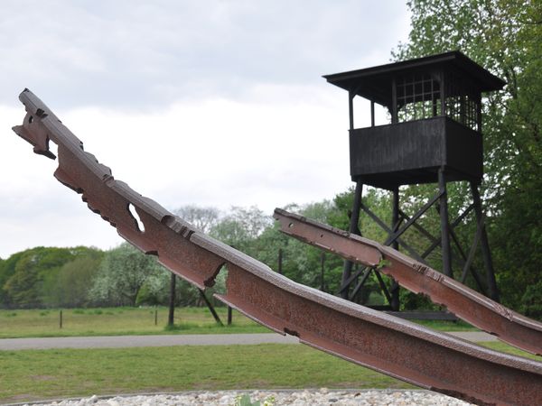 De spoorlijn en wachttoren op kamp Westerbork