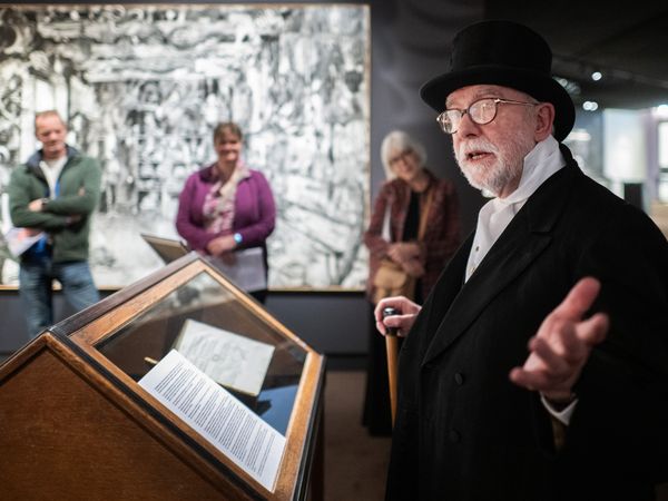 Jan Bos als Lucas Oldenhuis Gratama bij het slangenboek van Van Lier. Fotograaf: Sake Elzinga
