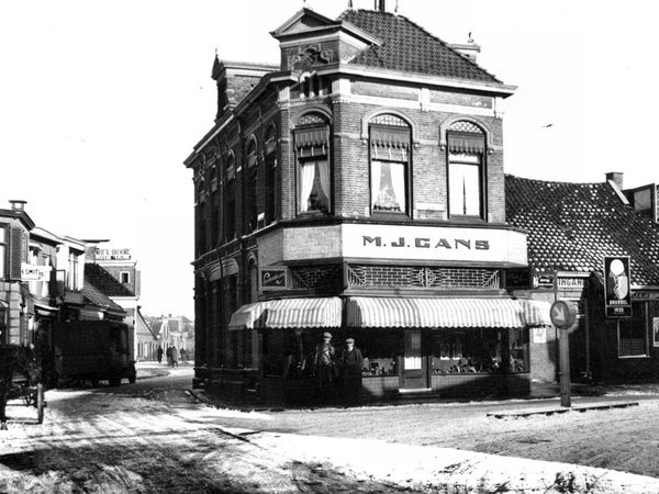 De schoenenzaak van de Joodse eigenaar Meinhard Jacob Gans (beeldnr. Ag05065). Gans overleefde de oorlog en heeft zich daarna als voorzitter van de Nederlands Israëlitische Gemeente te Assen ingezet voor de Joodse gemeenschap in Assen.