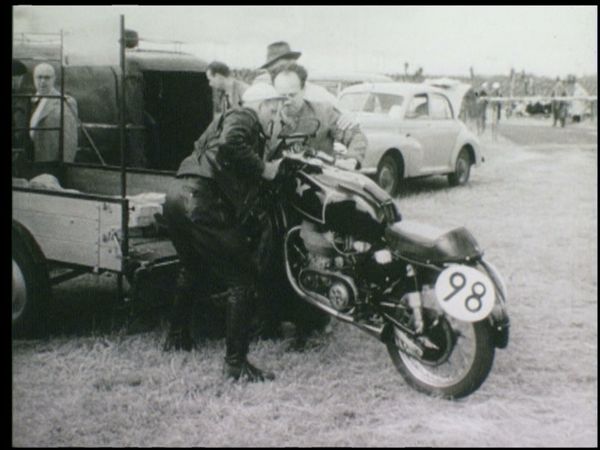 Een motor tijdens de TT van 1954.