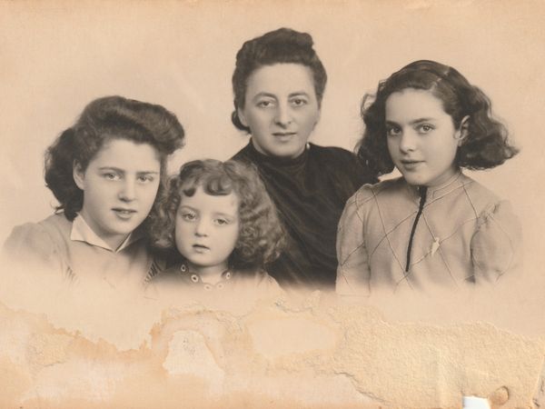 Jenny Stern met haar moeder en zusjes. De foto komt uit de collectie van Niek van der Oord.