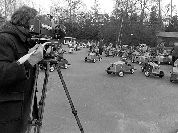 Cameraman maakt opnames in Jeugdverkeerspark in Assen.