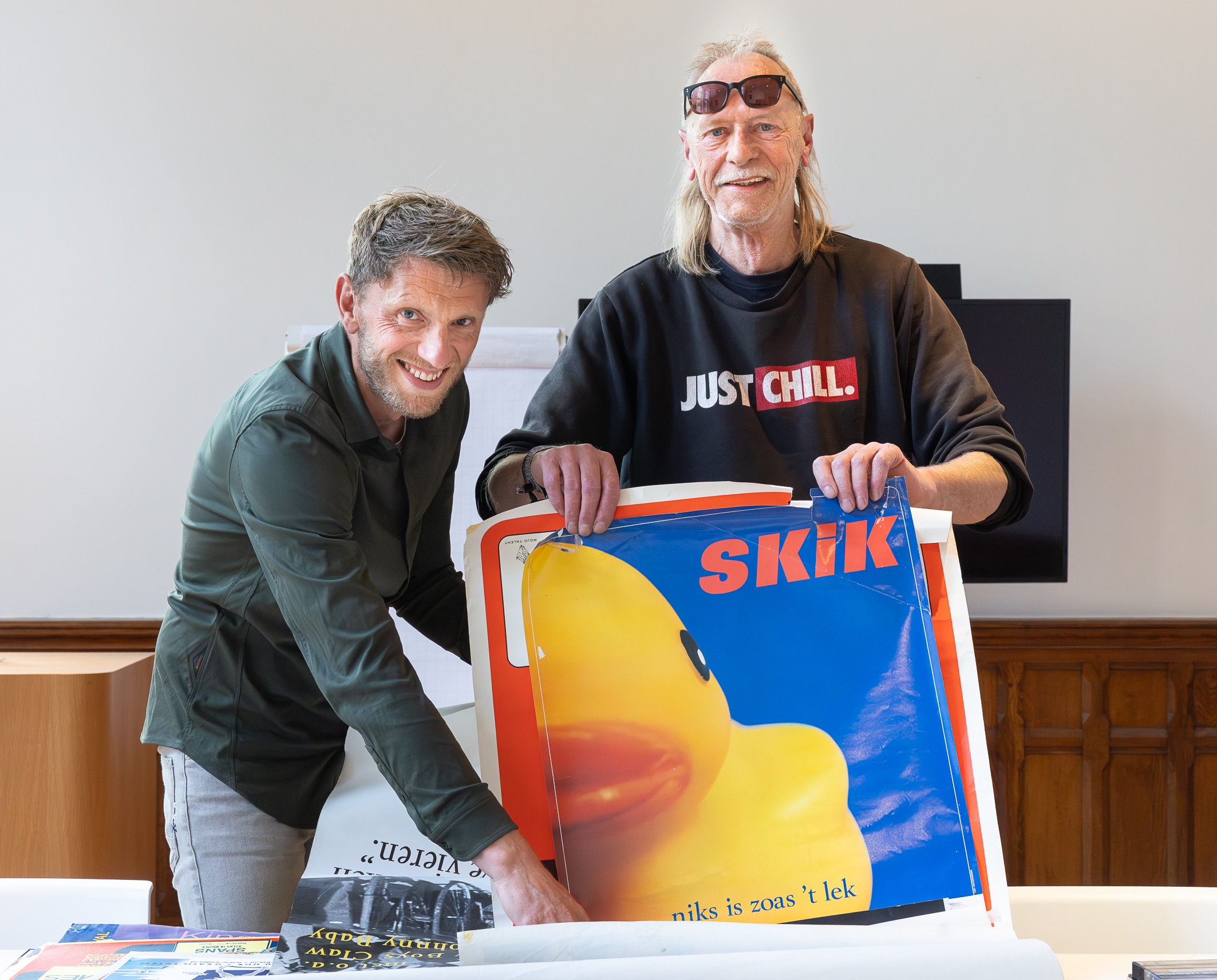 Ferry Sieders en Jan Stam tijdens de overdracht van het Drents Poparchief