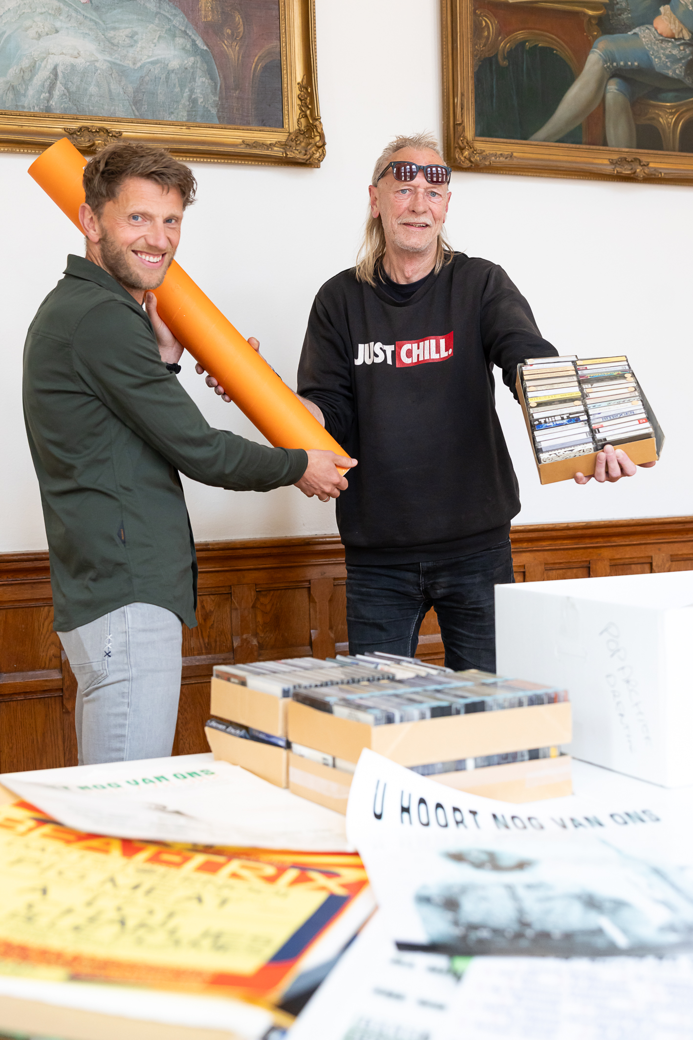 Ferry Sieders en Jan Stam tijdens de overdracht van het Drents Poparchief
