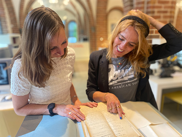 Collega Hilde en actrice Ilse Warringa tijdens de opnames van Verborgen Verleden