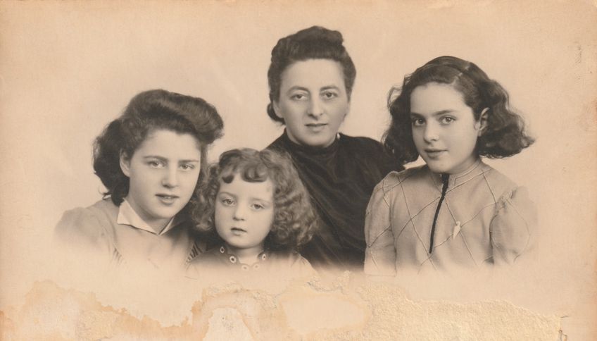 Jenny Stern en haar moeder en zussen. Foto uit de collectie van Niek van der Oord.