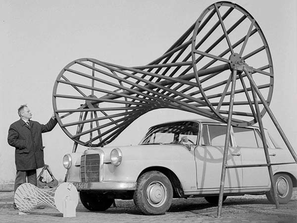 De heer Doijer, directeur van werktuigenfabriek Doyer & Hauser N.V. in Assen, naast zijn nieuwste uitvinding: een wankelmotor voor auto's.