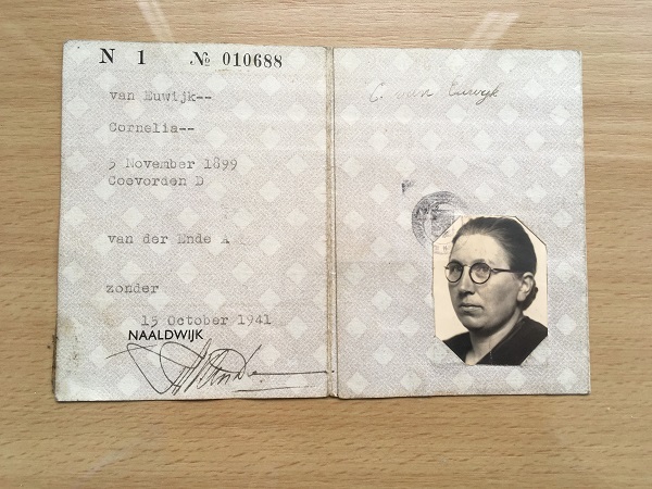 Een vals identiteitsbewijs uit de collectie van Onderduikersmuseum De Duikelaar