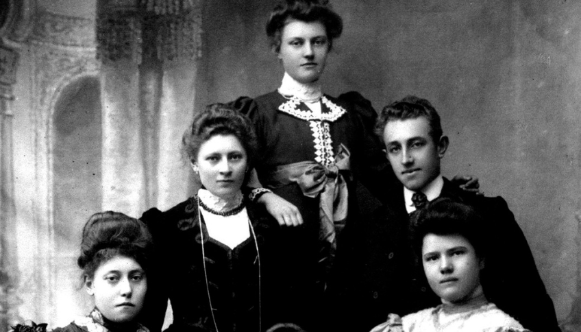 Zwartwit foto met vijf familieleden