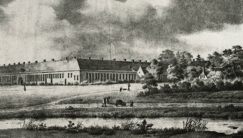 Zwartwit afbeelding rivier, aantal personen aan het werk met kar. Gebouw op de achtergrond.