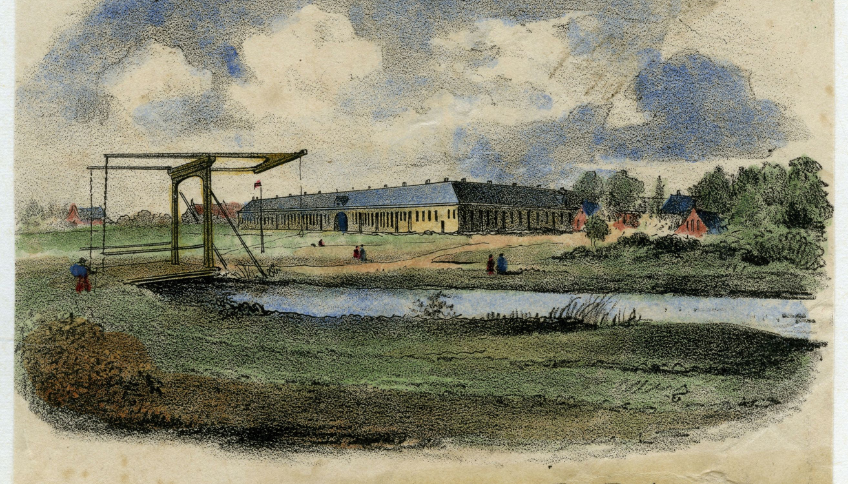 Kleurenafbeelding met zicht op brug en rivier en daarachter Veenhuizen