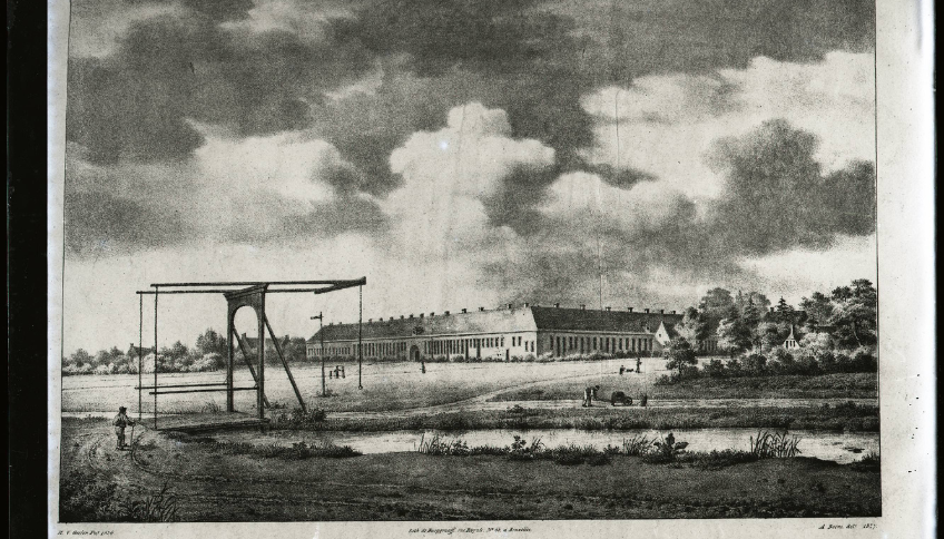 Zwartwit afbeelding, rivier met brug. Zicht op Veenhuizen