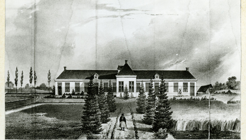 Zwartwit foto gericht op wit gebouw, persoon op voetpad ernaartoe