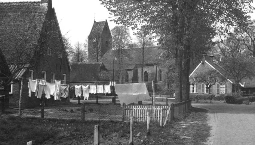 Kerk in Norg. Op de voorgrond hangt was aan de lijn.