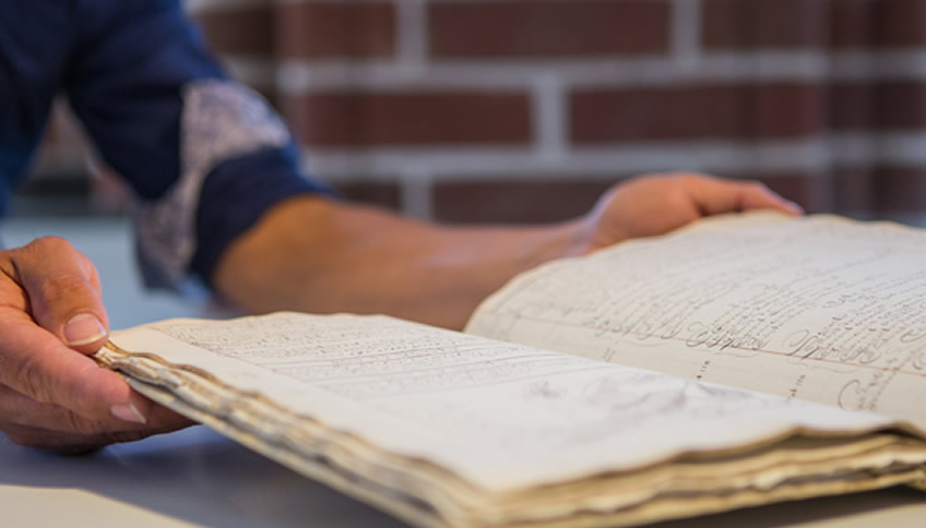 Man houdt boek vast