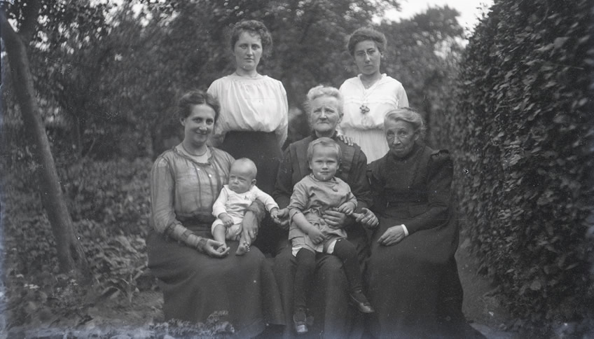 Familieportret in achtertuin