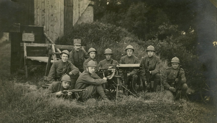 Groep militairen met wapens