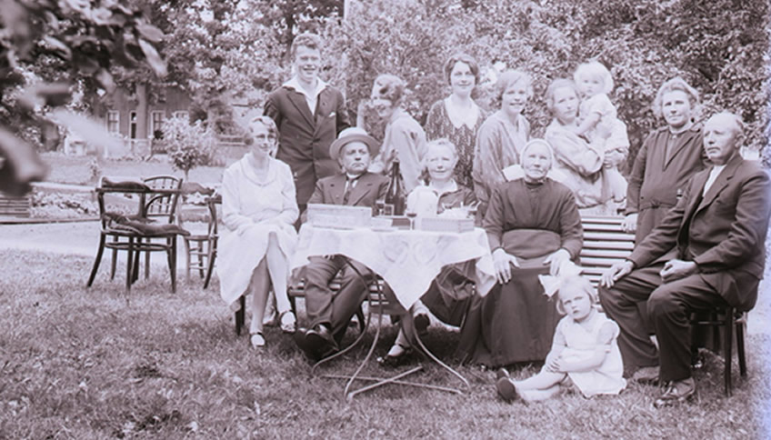 Familieportret in achtertuin