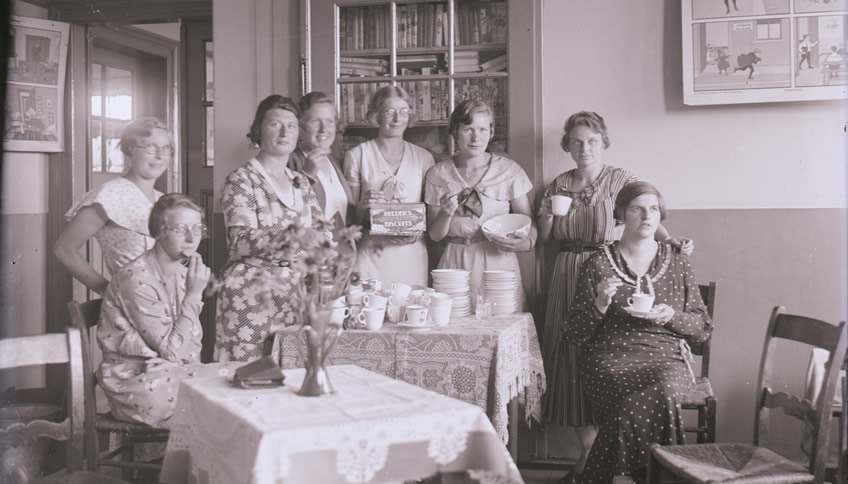 Groep vrouwen die thee drinken