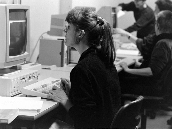 Vrouwen achter computers in de Vrouwenvakschool Assen in 1990. Foto Sake Elzinga